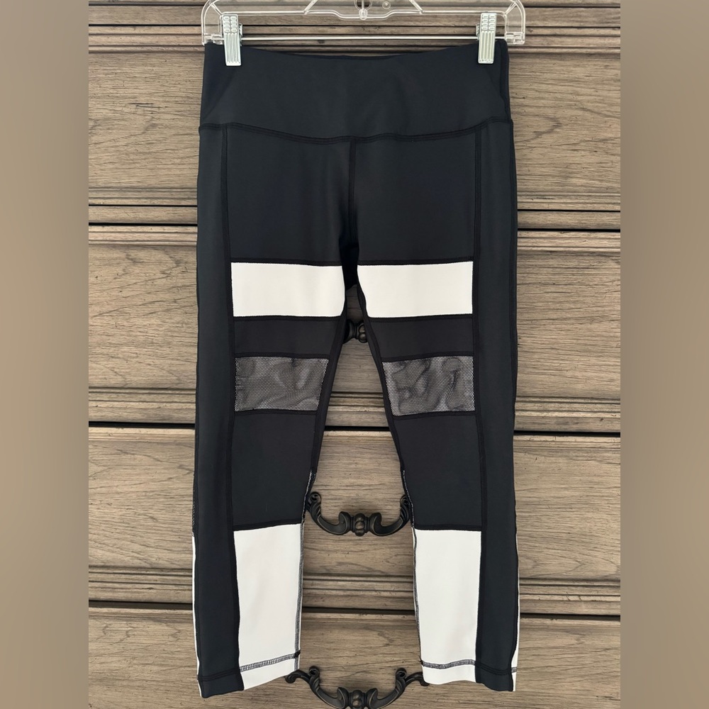 90 Degree by Reflex Black Leggings EUC Mesh White Capri Crop Cropped Sma…